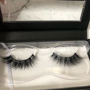 Lilly Lashes - MAKEUPBYSAMUEL